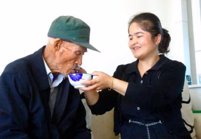 舅媽辛苦把我養大，她生日我送2萬，回家妻子一話，我含淚離婚