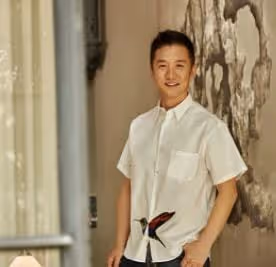 戲骨黃志忠惹爭議,拍戲只拍正臉背影都用替身,獲3人服務排場大