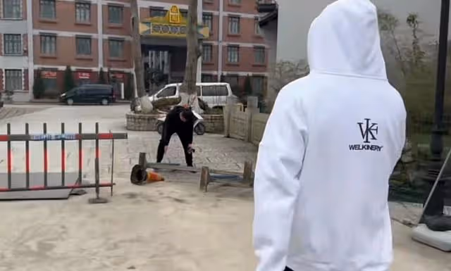 黃曉明晨跑遇風波,助理撞倒欄杆惹保安怒斥,霸總低頭道歉求諒解