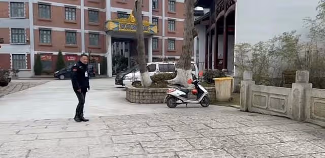 黃曉明晨跑遇風波,助理撞倒欄杆惹保安怒斥,霸總低頭道歉求諒解