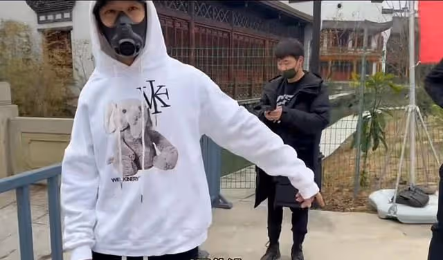 黃曉明晨跑遇風波,助理撞倒欄杆惹保安怒斥,霸總低頭道歉求諒解