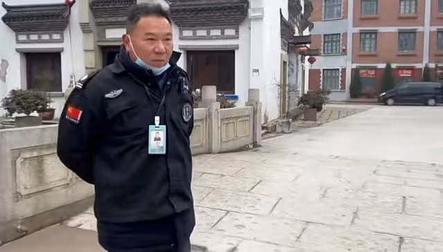 黃曉明晨跑遇風波,助理撞倒欄杆惹保安怒斥,霸總低頭道歉求諒解