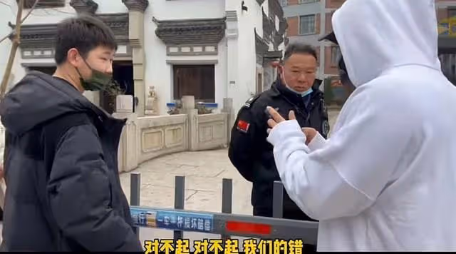 黃曉明晨跑遇風波,助理撞倒欄杆惹保安怒斥,霸總低頭道歉求諒解