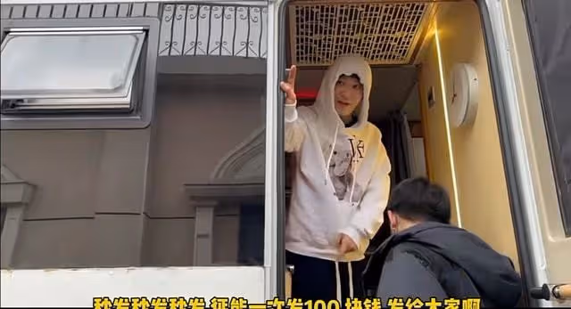 黃曉明晨跑遇風波,助理撞倒欄杆惹保安怒斥,霸總低頭道歉求諒解
