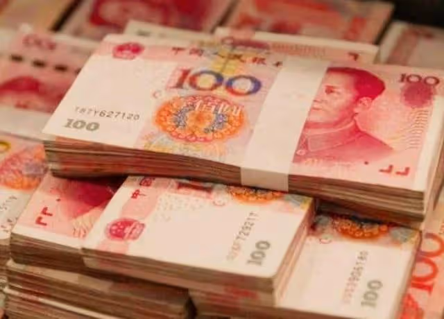 舅媽辛苦把我養大，她生日我送2萬，回家妻子一話，我含淚離婚