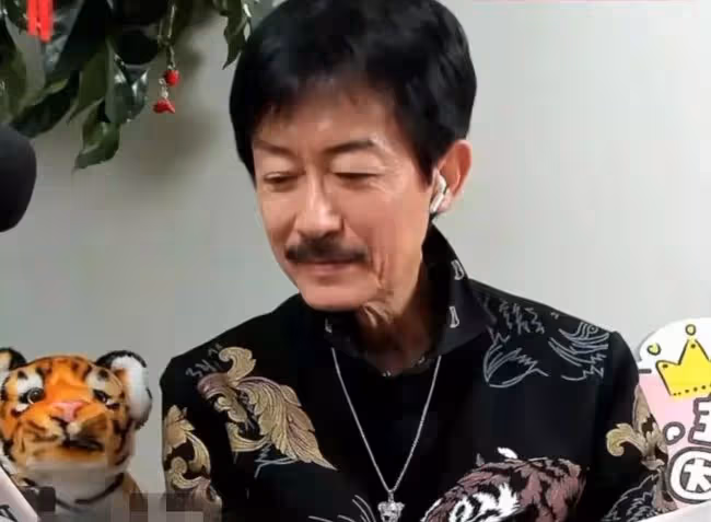 陳勛奇直播談與成龍趣事,助理急著賣貨打斷聊天,網友斥其沒禮貌