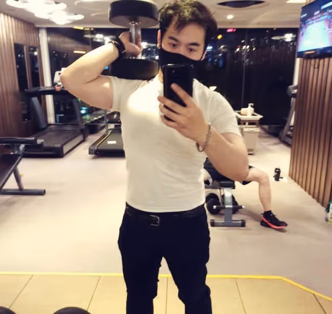 鍾鎮濤32歲兒子減肥成功,顏值提升像極了章小蕙,還迎來了愛情