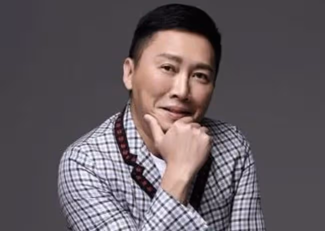 53歲男星與小20歲美女相戀,想送房子給對方!曾揚言要追回前妻