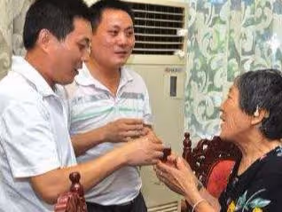 國慶回鄉給岳母3000，行車返程途中接到岳母電話，我滿眼淚水打轉