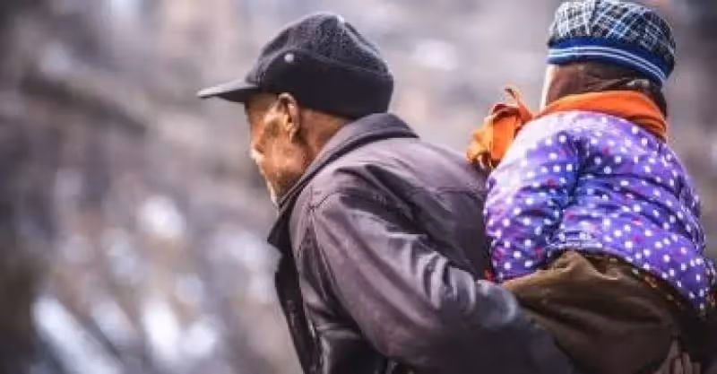 爺爺撿廢品供孫女上學，出嫁時爺爺不來，得知原因，孫女調頭離去