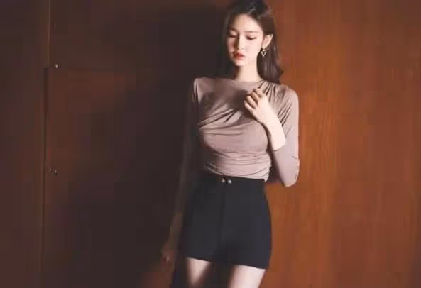 身邊不少性感的白富美圍繞,我很是心煩,遇見她後我認栽了