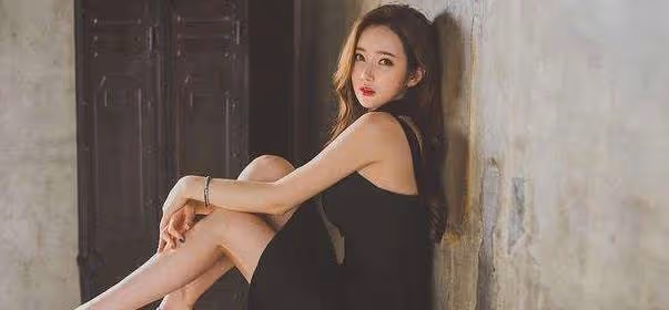 他帶著酒氣吻我,像洋蔥一樣把我撥開,我一點也不享受,還有些疼