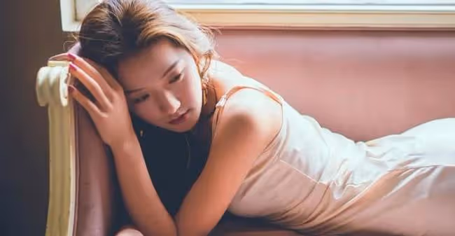 他帶著酒氣吻我,像洋蔥一樣把我撥開,我一點也不享受,還有些疼