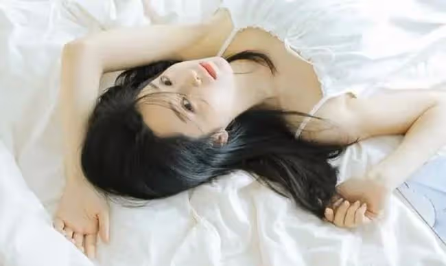 他帶著酒氣吻我,像洋蔥一樣把我撥開,我一點也不享受,還有些疼
