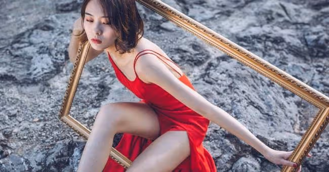 一進酒店,我們都猴急的索要著對方,他抱著我從門一路吻到床上