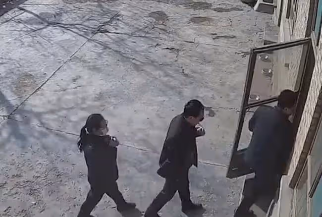 網紅自曝因拿不出50萬彩禮,女友被其家人強行帶走,監控畫面曝光