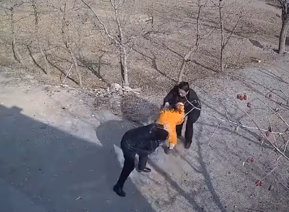 網紅自曝因拿不出50萬彩禮，女友被其家人強行帶走，監控畫面曝光