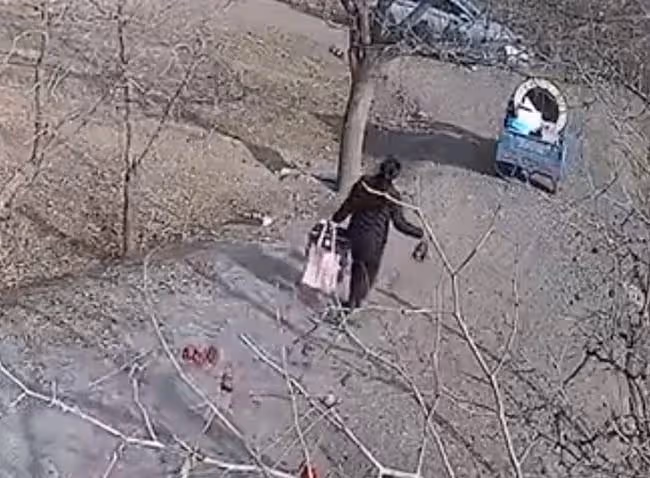 網紅自曝因拿不出50萬彩禮，女友被其家人強行帶走，監控畫面曝光