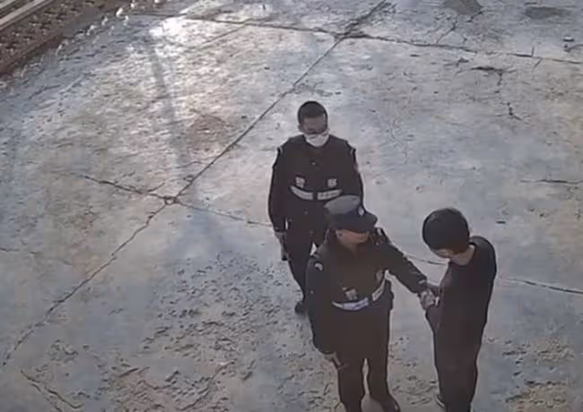 網紅自曝因拿不出50萬彩禮，女友被其家人強行帶走，監控畫面曝光