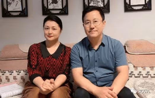 「長貴」打人、棄糟糠妻娶小19歲嬌妻,借「大腳」帶貨的他有多可惡?