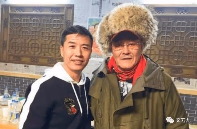 「長貴」打人、棄糟糠妻娶小19歲嬌妻,借「大腳」帶貨的他有多可惡?