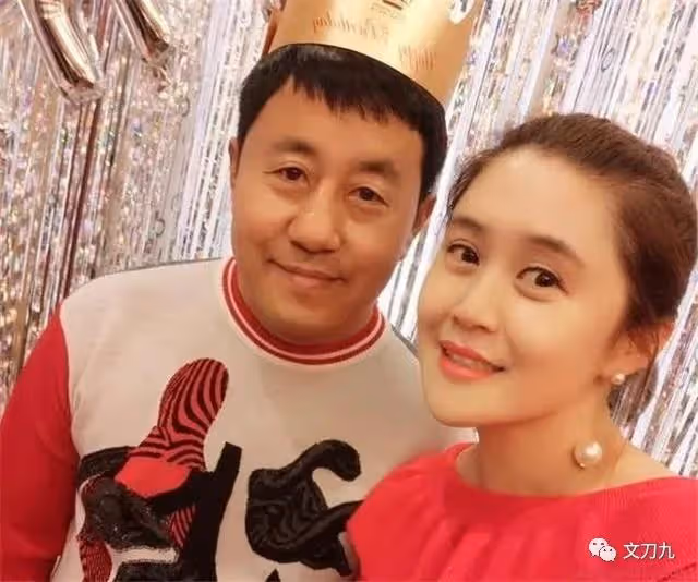 「長貴」打人、棄糟糠妻娶小19歲嬌妻,借「大腳」帶貨的他有多可惡?