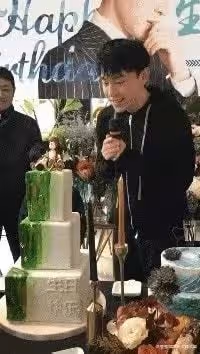 娛記曝當紅男星與清純女星秘戀3年,曾借拍戲摸大腿,鄧倫躺槍