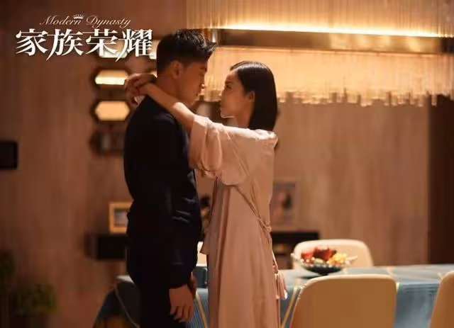一人分飾兩角!23歲名模演「最強小三」,自曝最短戀情只有8小時