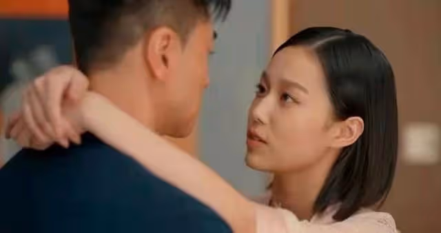 一人分飾兩角!23歲名模演「最強小三」,自曝最短戀情只有8小時