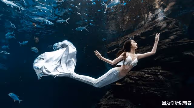 演員宣璐曬「美人魚」照,在魚群中姿態優雅,雙腿修長皮膚白
