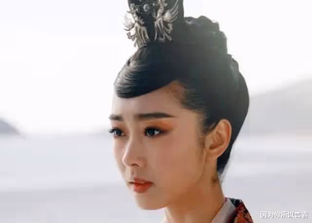 演員宣璐曬「美人魚」照,在魚群中姿態優雅,雙腿修長皮膚白