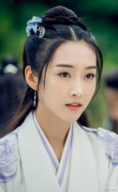 演員宣璐曬「美人魚」照,在魚群中姿態優雅,雙腿修長皮膚白
