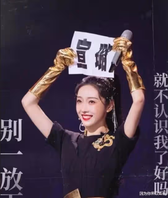 演員宣璐曬「美人魚」照,在魚群中姿態優雅,雙腿修長皮膚白