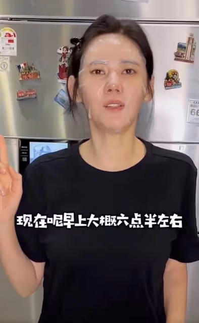 秋瓷炫秀婚姻生活!6點早起獨自忙做飯,將食物水杯送於曉光嘴邊