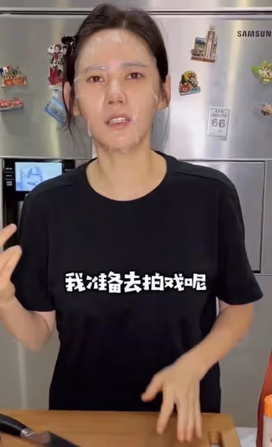 秋瓷炫秀婚姻生活!6點早起獨自忙做飯,將食物水杯送於曉光嘴邊