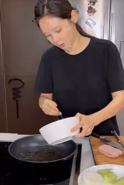秋瓷炫秀婚姻生活!6點早起獨自忙做飯,將食物水杯送於曉光嘴邊
