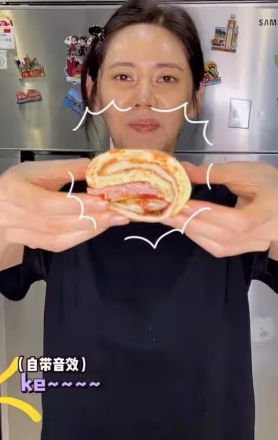 秋瓷炫秀婚姻生活!6點早起獨自忙做飯,將食物水杯送於曉光嘴邊