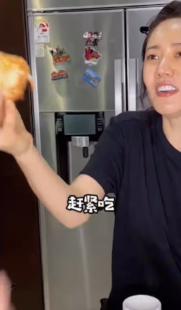 秋瓷炫秀婚姻生活!6點早起獨自忙做飯,將食物水杯送於曉光嘴邊