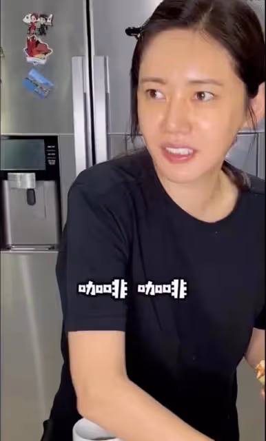 秋瓷炫秀婚姻生活!6點早起獨自忙做飯,將食物水杯送於曉光嘴邊