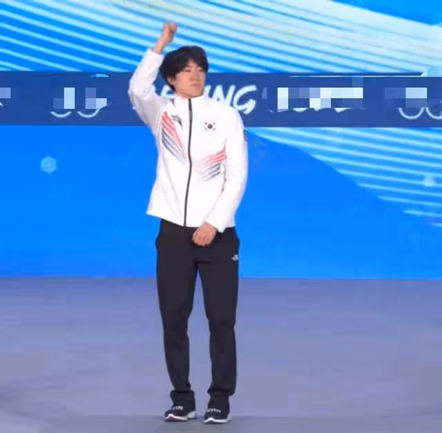 高亭宇獲男子速滑金牌,群星發文慶賀,韓選手擦領獎台內涵惹眾怒