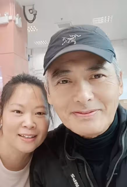 66歲周潤發被偶遇，笑容親切滿臉褶子，與女粉絲合影還送81元紅包