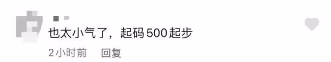 66歲周潤發被偶遇，笑容親切滿臉褶子，與女粉絲合影還送81元紅包