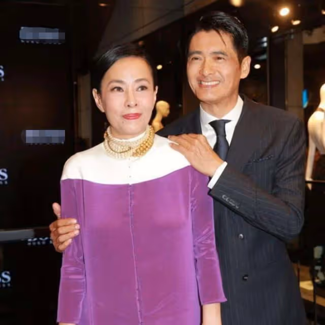 66歲周潤發被偶遇，笑容親切滿臉褶子，與女粉絲合影還送81元紅包