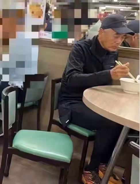 66歲周潤發被偶遇,笑容親切滿臉褶子,與女粉絲合影還送81元紅包