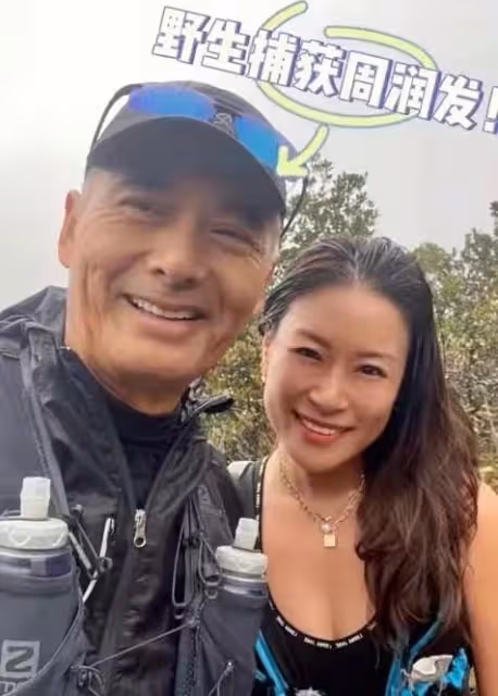 66歲周潤發被偶遇,笑容親切滿臉褶子,與女粉絲合影還送81元紅包