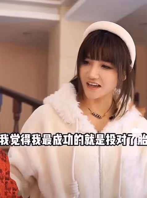 楊子侄女被批太高調!驕傲稱最成功的是投對了胎,戴珠寶身處豪宅