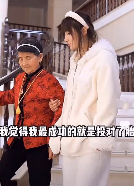 楊子侄女被批太高調!驕傲稱最成功的是投對了胎,戴珠寶身處豪宅