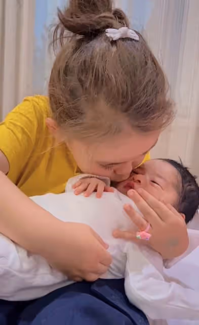 網紅CEO二度未婚生女!五國混血女兒大眼可愛,父親是藤校高材生