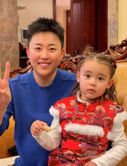 網紅CEO二度未婚生女!五國混血女兒大眼可愛,父親是藤校高材生