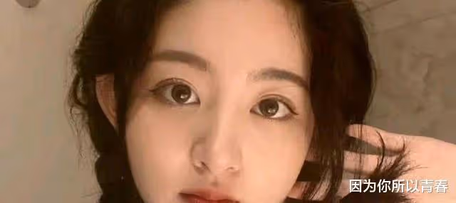 於正新簽約的女演員趙晴,是一位有靈氣的漢服美女,曾出演過反派